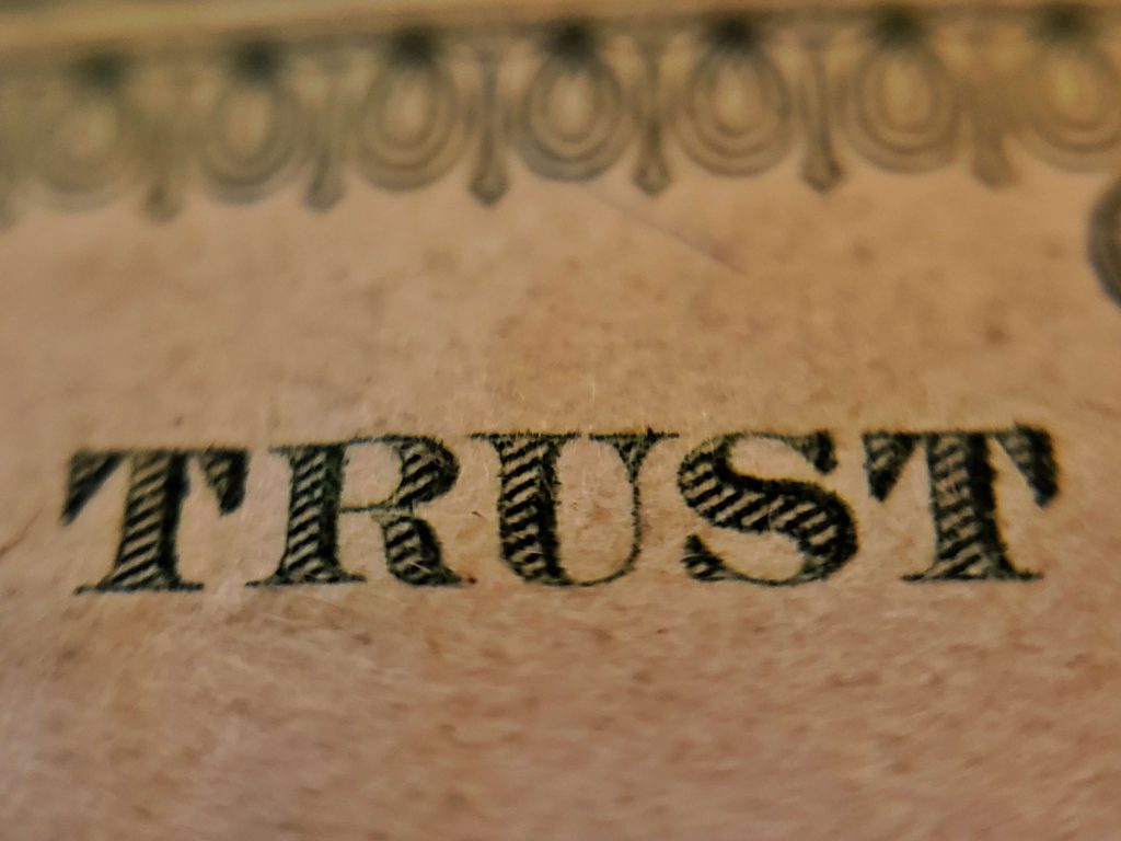 Napis „trust”