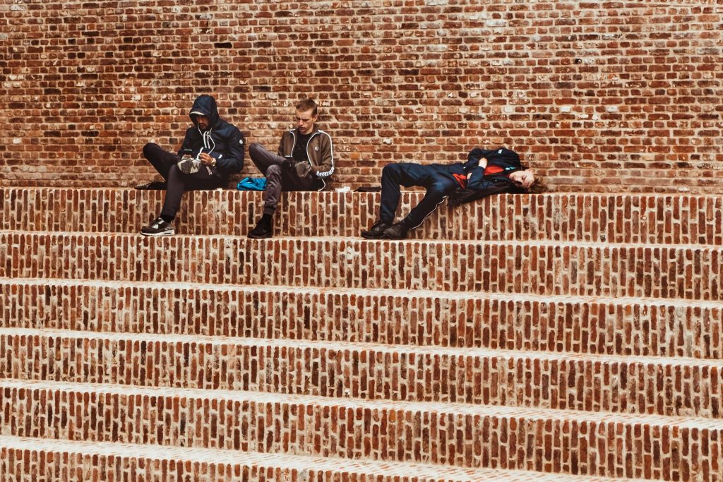 Trójka młodych ludzi na marmurowych schodach
