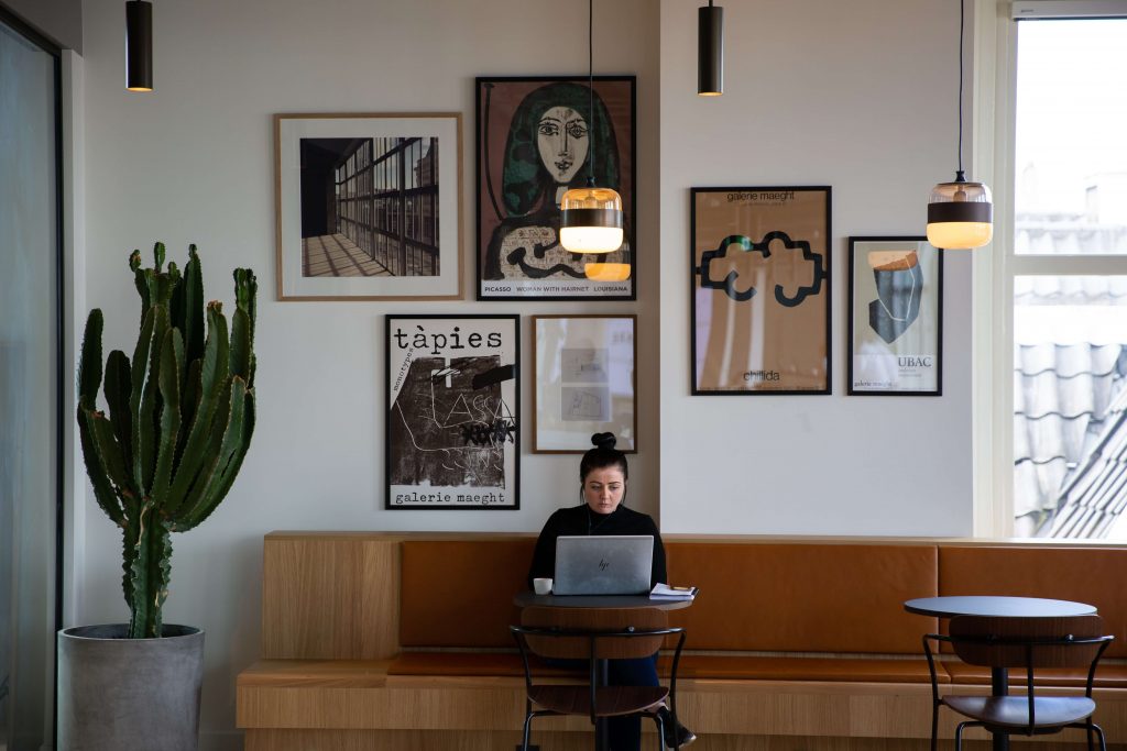 Kobieta z laptopem w kawiarni