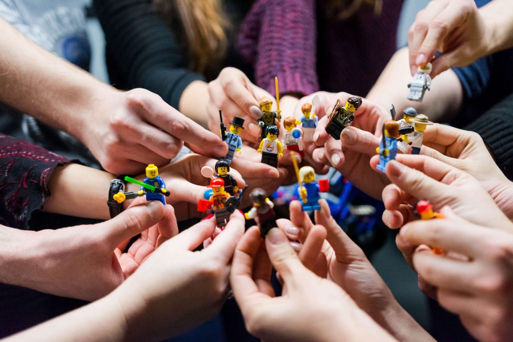 Ludziki LEGO w dłoniach różnych osób