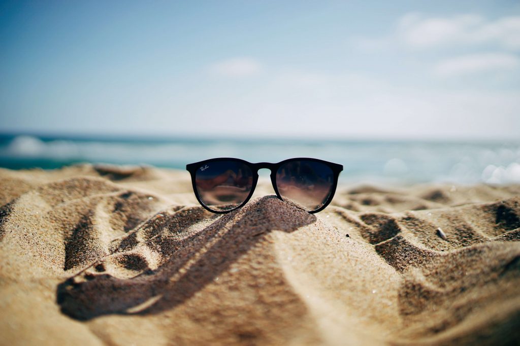 Okulary przeciwsłoneczne na piasku